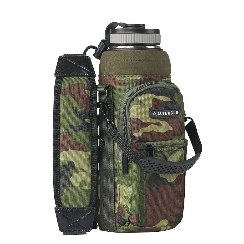 Camouflage 40oz bottle sleeve pouch with two zip pockets, a sewn-on logo patch and an adjustable shoulder strap, GL-ZS40